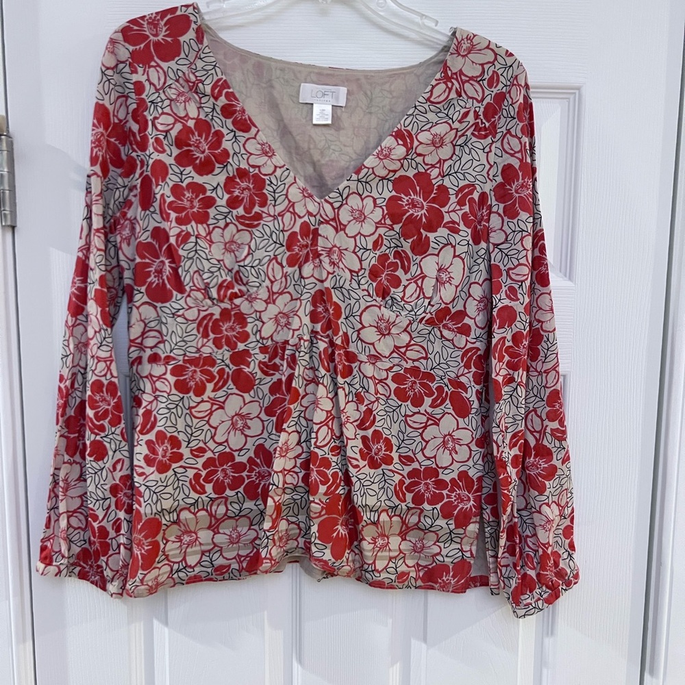 Ladies 12P "LOFT" Red and Cream Floral Blouse GUC ❤️